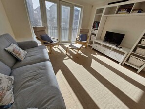 Smart TV - Broadstairs Family Hideaway With Parking - Just 2 Minutes from Beach and Town (Broadstairs)