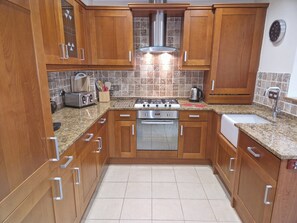 Fridge, microwave, oven, stovetop - Broadstairs Family Hideaway With Parking - Just 2 Minutes from Beach and Town (Broadstairs)