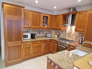 Fridge, microwave, oven, stovetop - Broadstairs Family Hideaway With Parking - Just 2 Minutes from Beach and Town (Broadstairs)