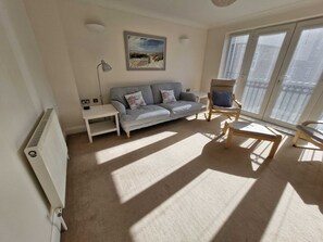 Smart TV - Broadstairs Family Hideaway With Parking - Just 2 Minutes from Beach and Town (Broadstairs)