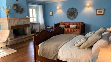 Caja fuerte, cortinas opacas, tabla de planchar con plancha