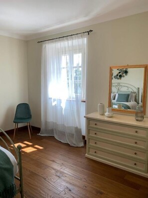 Deluxe-lejlighed - køkken - udsigt til have | Pengeskab på værelset, mørklægningsgardiner, strygejern/strygebræt