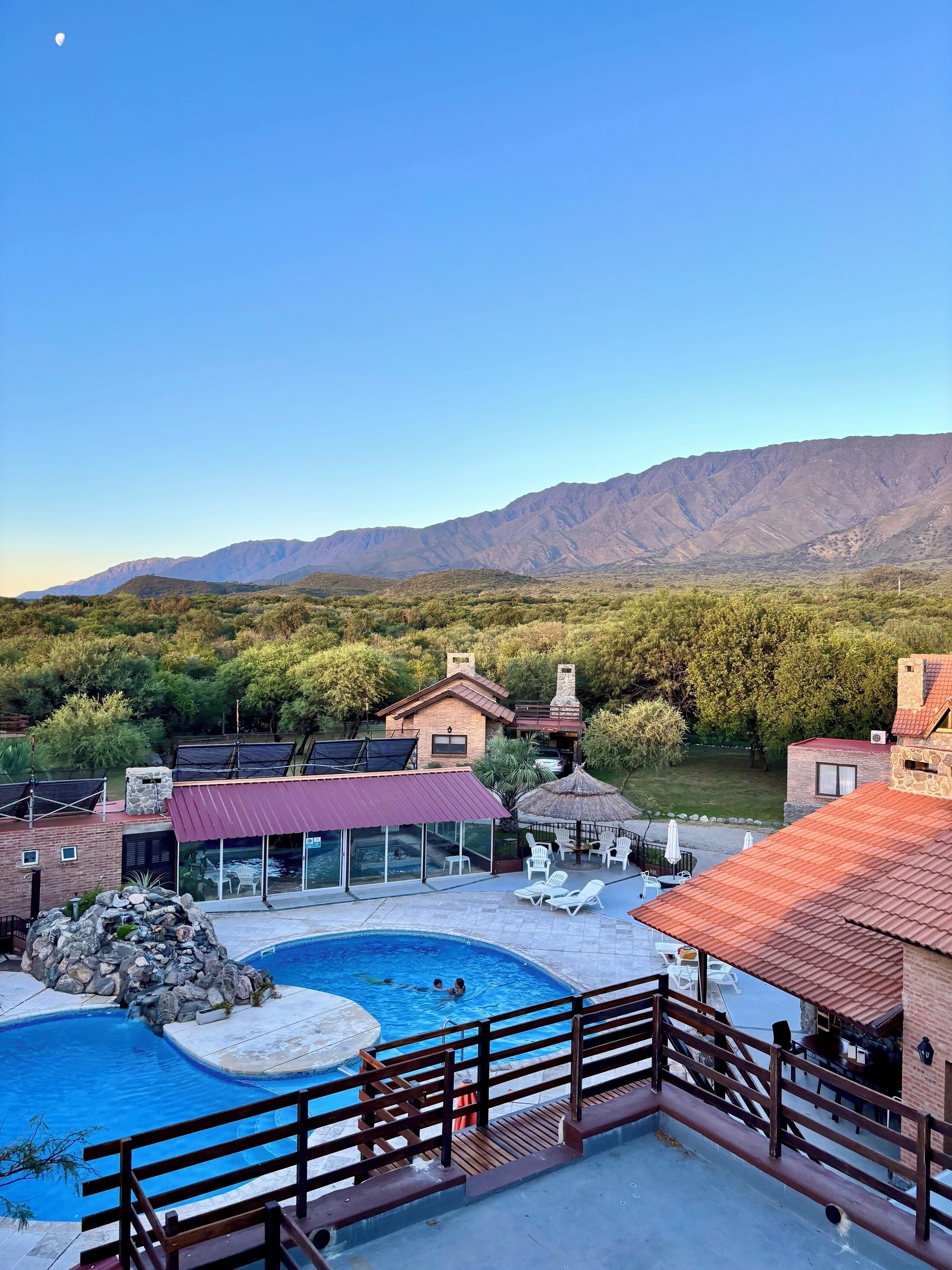 Innendørsbasseng, sesongbasert utendørsbasseng og bassengparasoller