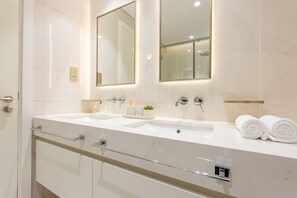 Shower, hair dryer, bidet, towels - Stunning View, Easy Access to Dubai Attraction, Beach Vista Tower 2 (Dubai)