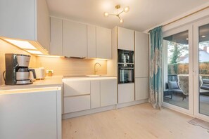 Fridge, microwave, oven, stovetop - Goldkind vacation apartment in Kölpinsee - modern, close to the beach & family-friendly (Ostseebad Kölpinsee)