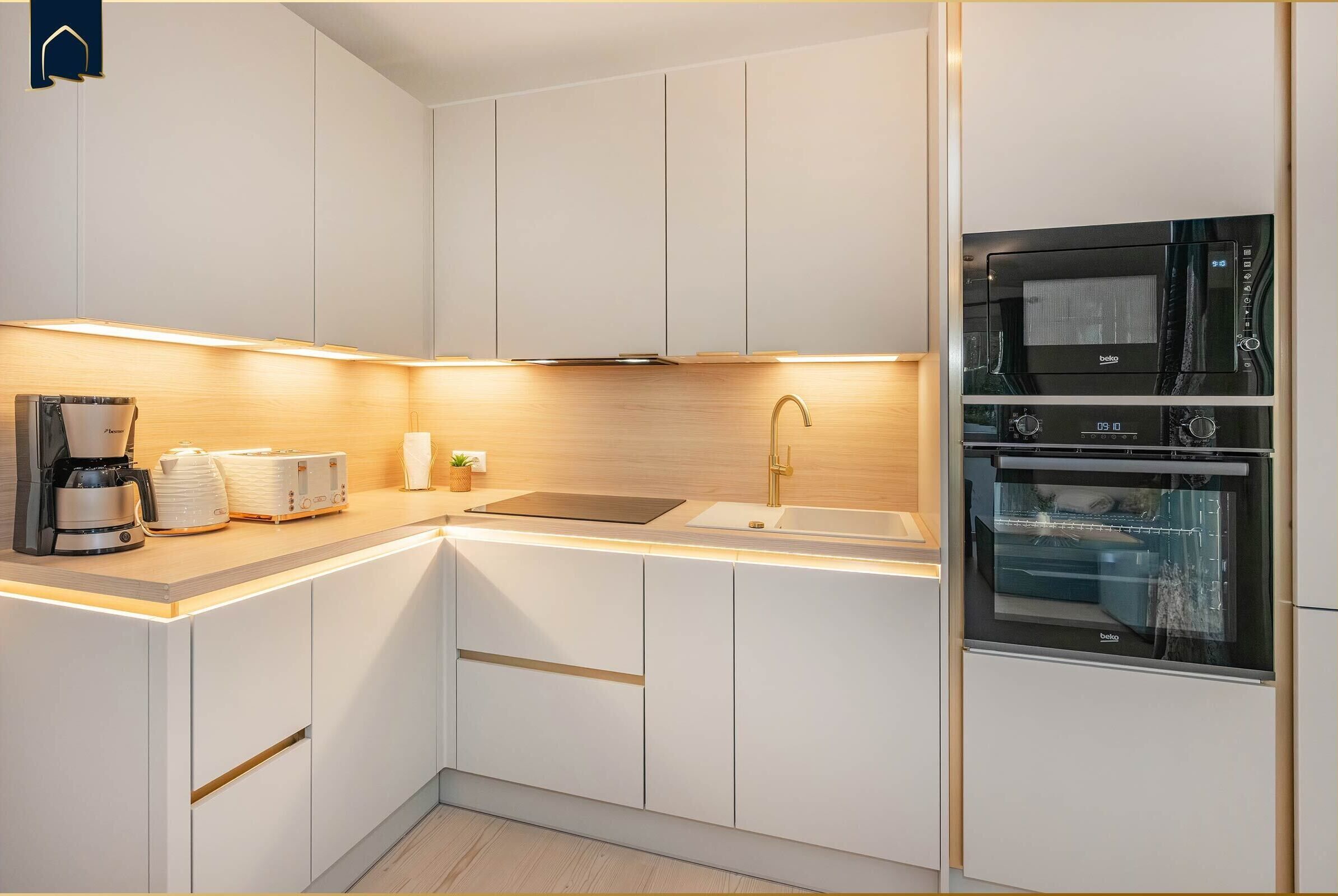 Kühlschrank, Mikrowelle, Ofen, Herdplatte