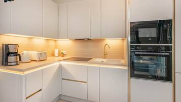 Kühlschrank, Mikrowelle, Ofen, Herdplatte