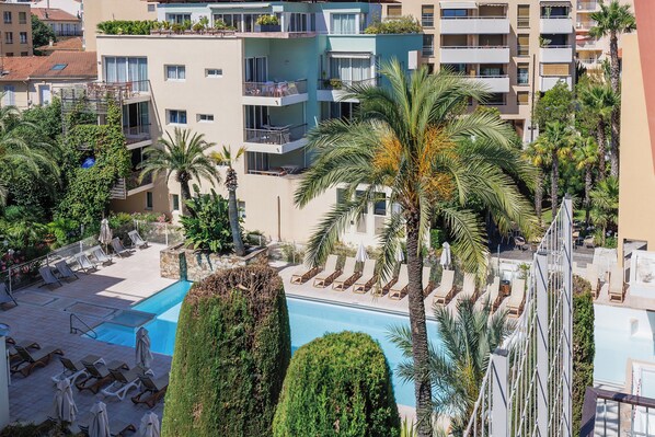 Pool - Superb T2 with Port view Antibes Residence standing Clim Private Parking Wi-Fi (Antibes)