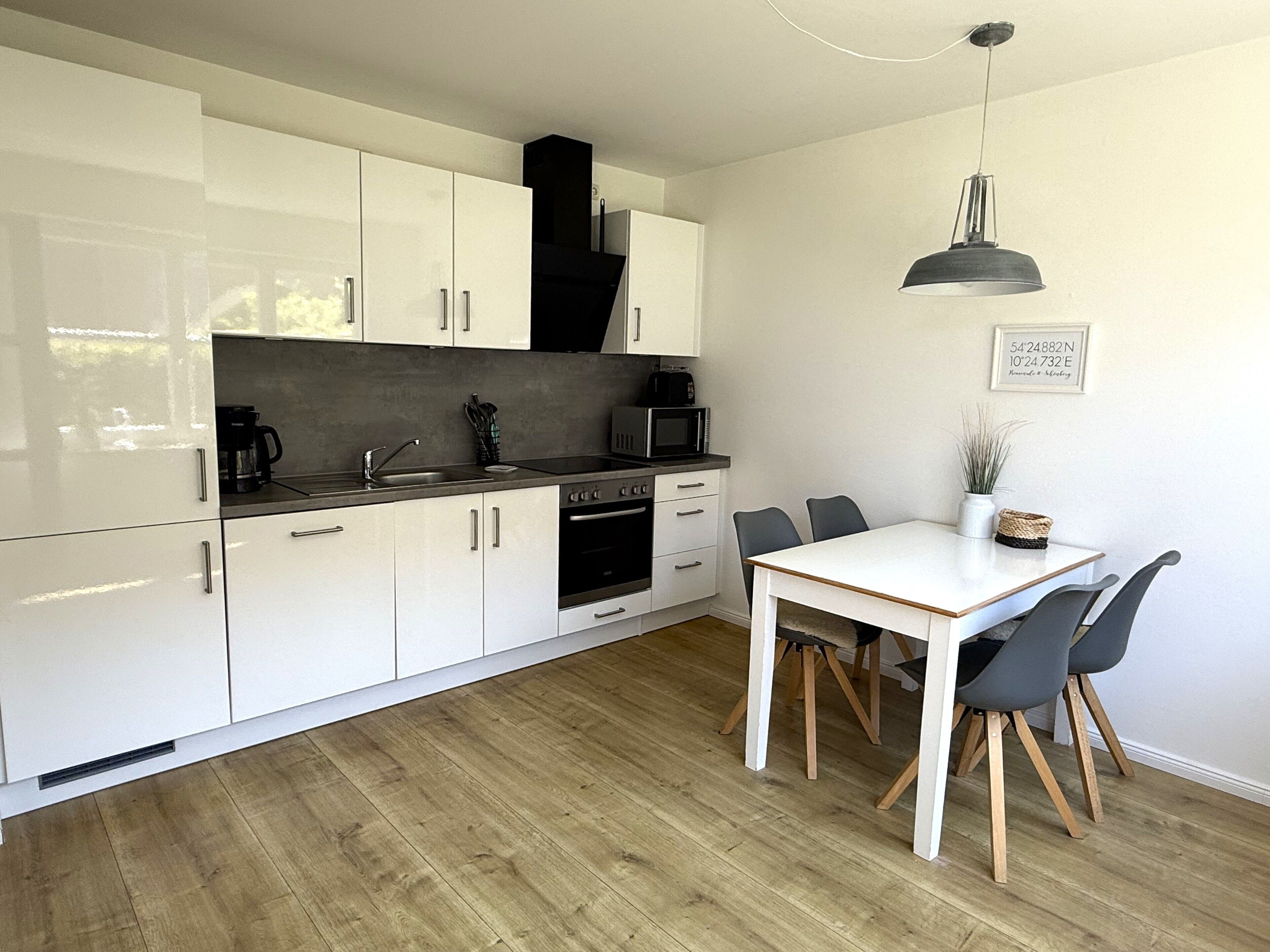 Kjøleskap, ovn, kokeplater og oppvaskmaskin