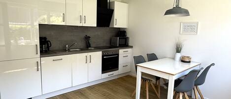 Kjøleskap, ovn, kokeplater og oppvaskmaskin