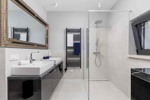 Douche, sèche-cheveux, serviettes fournies, savon
