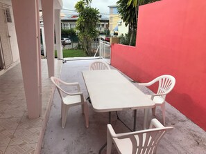 Outdoor dining - Peace and quiet by the sea, joie de vivre in the sunshine (Les Trois-Îlets)