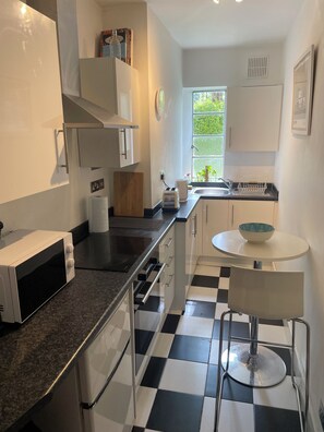 Microwave, oven, stovetop - Artistic, 1930's studio-flat - 20 mins to Central London. (London)