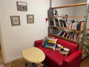 Interior - Artistic, 1930's studio-flat - 20 mins to Central London. (London)