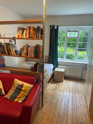 1 bedroom, iron/ironing board, free WiFi, bed sheets - Artistic, 1930's studio-flat - 20 mins to Central London. (London)