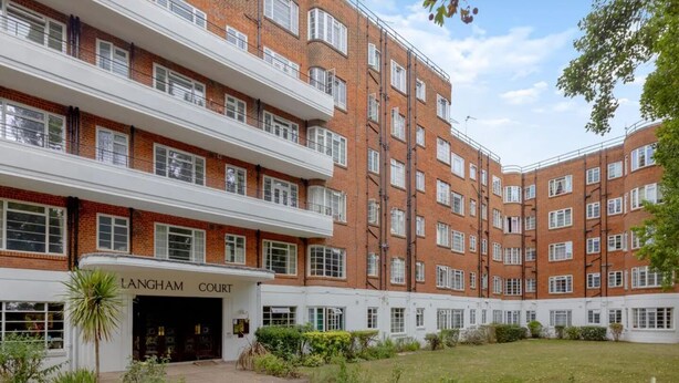 A multi-story brick building with a sign reading "LANGHAM COURT". - Artistic, 1930's studio-flat - 20 mins to Central London. (London)