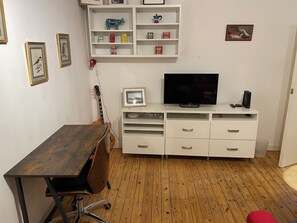 Interior - Artistic, 1930's studio-flat - 20 mins to Central London. (London)