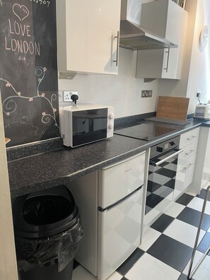 Microwave, oven, stovetop - Artistic, 1930's studio-flat - 20 mins to Central London. (London)