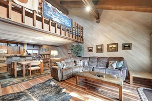TV, fireplace - Snowcreek 69: Mountain Views (Mammoth Lakes)