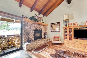 TV, fireplace - Snowcreek 69: Mountain Views (Mammoth Lakes)