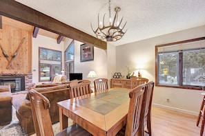 Dining - Wildflower 44: Dog Friendly, Conveniently Located (Mammoth Lakes)