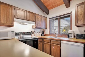 Fridge, microwave, oven, stovetop - Wildflower 44: Dog Friendly, Conveniently Located (Mammoth Lakes)
