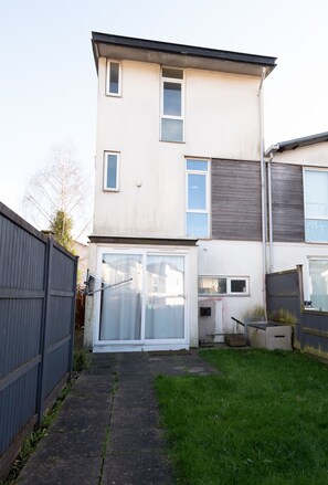 Terrace/patio - Family 3 Bedroom House by Guestz (Manchester)