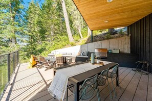 Outdoor dining - Exquisite Old Town Retreat with Guest House, Hot Tub, Sauna, Walk to Town Lift & Main Street (Park City)