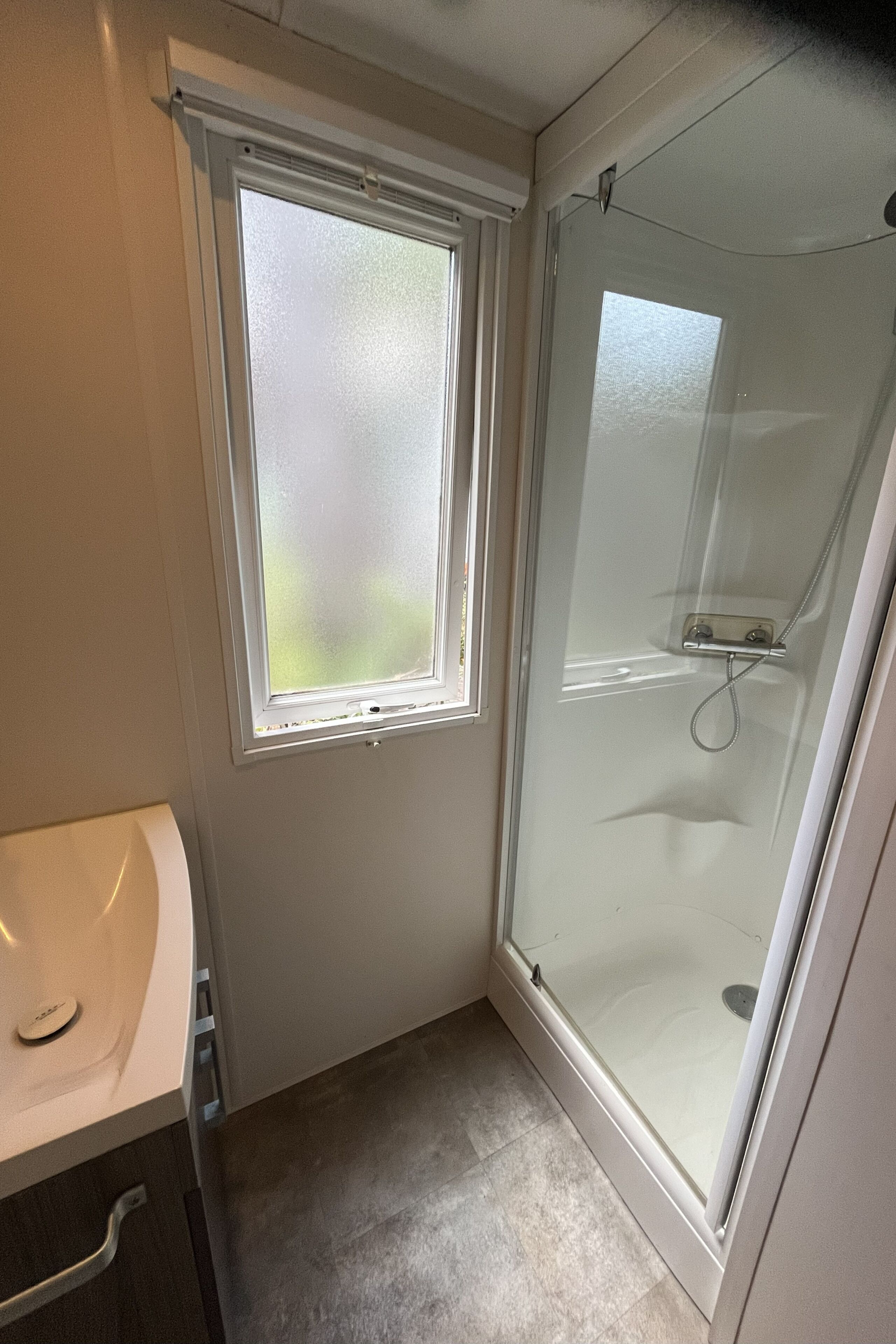 Een douche, handdoeken, toiletpapier