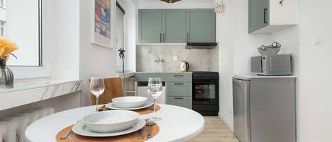 Kjøleskap, mikrobølgeovn, ovn og kokeplater