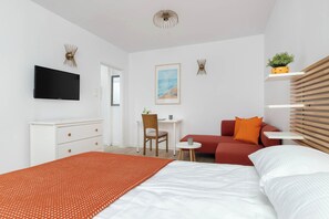 Een bureau, een strijkplank/strijkijzer, reisbedje, wifi