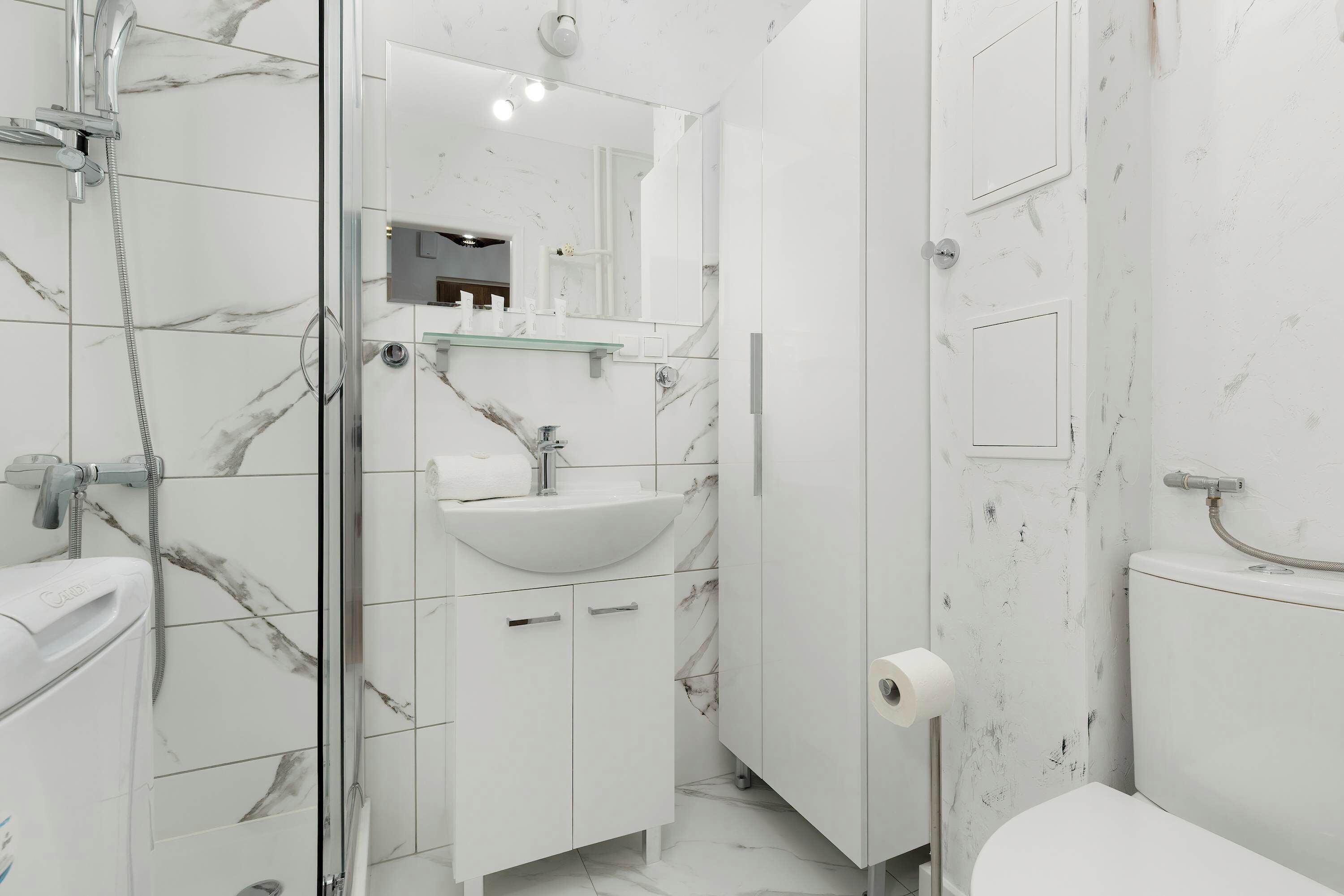 Douche, sèche-cheveux, serviettes fournies, shampoing