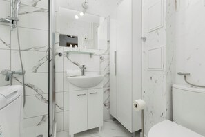 Dusche, Haartrockner, Handtücher, Shampoo
