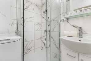 Een douche, een haardroger, handdoeken, shampoo