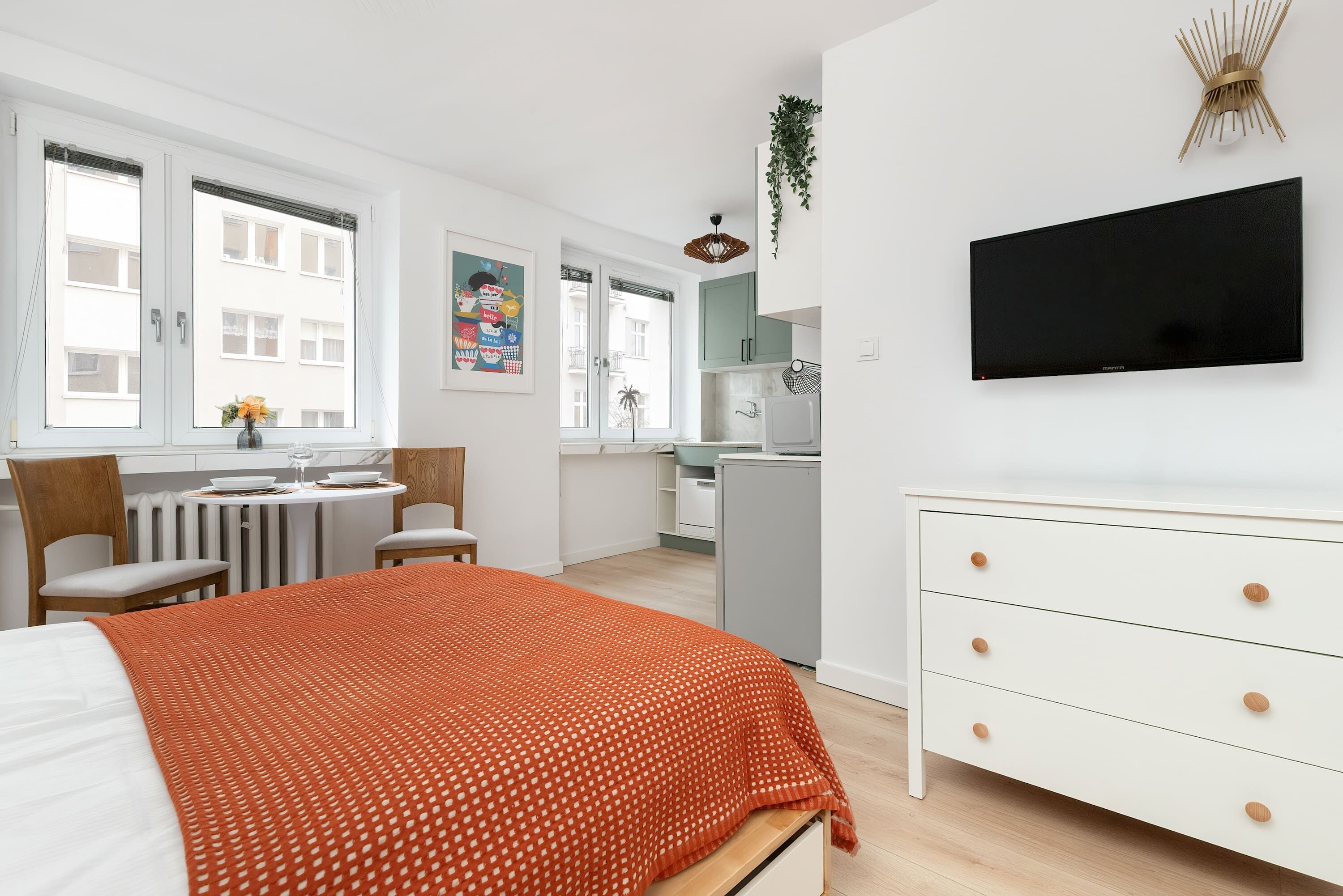 Schreibtisch, Bügeleisen/Bügelbrett, Reisekinderbett, WLAN