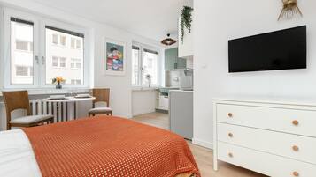 Schreibtisch, Bügeleisen/Bügelbrett, Reisekinderbett, WLAN