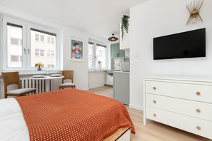 Schreibtisch, Bügeleisen/Bügelbrett, Reisekinderbett, WLAN