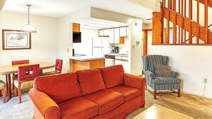 Televisión, chimenea y libros 