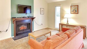 Televisión, chimenea y libros 