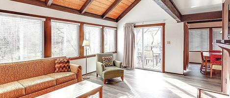 Télévision, cheminée, livres