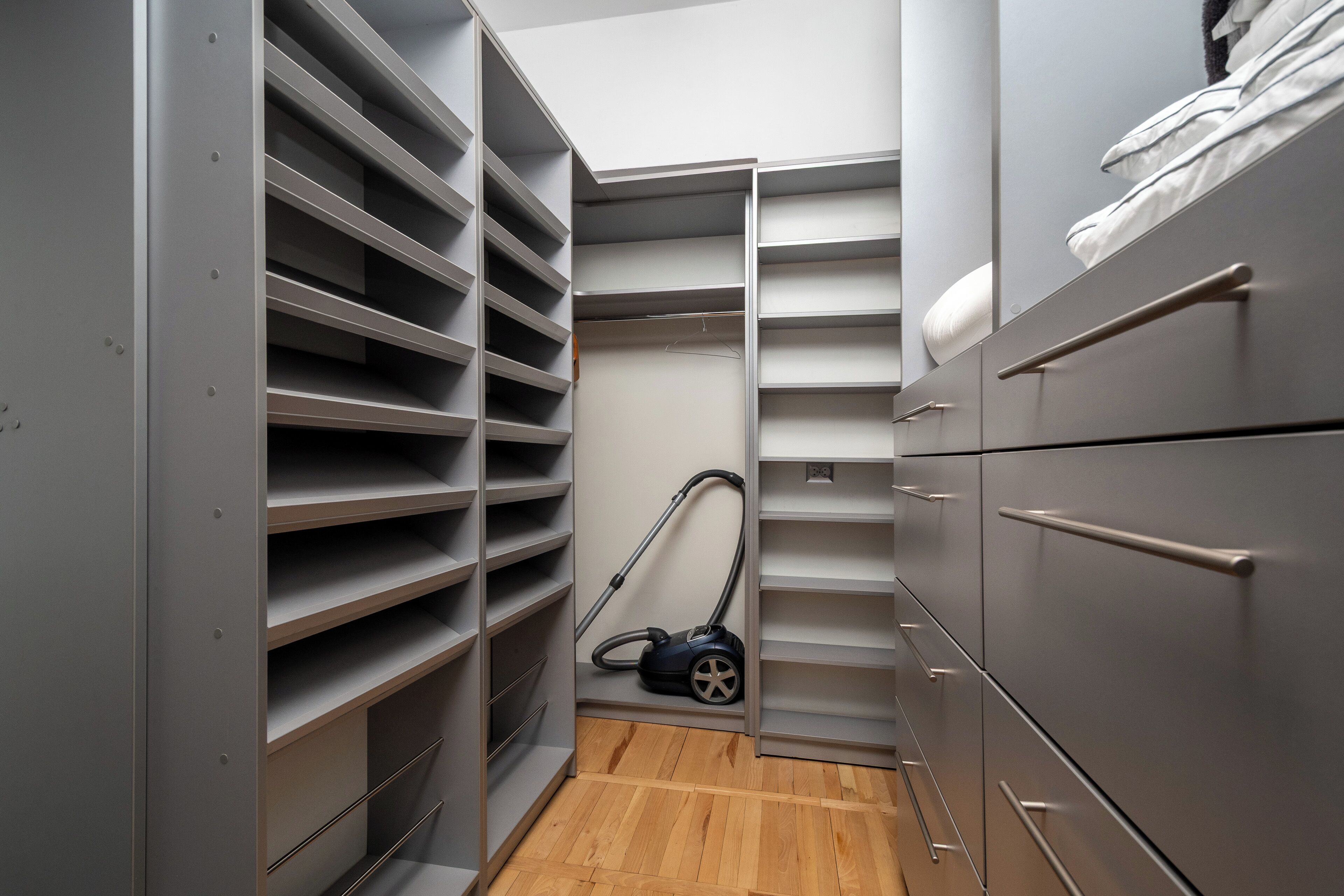 Apartament (14) | Decoració individual, mobiliari individual i planxa i posts de planxar 