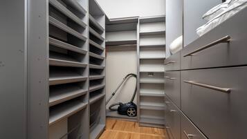 Apartament (14) | Decoració individual, mobiliari individual i planxa i posts de planxar