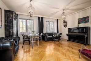 Appartement (14) | Woonruimte | Flatscreentelevisie