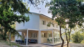 Hus, terrasse, hageutsikt | Eget kjøkken