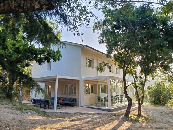 Ferienhaus, Terrasse, Gartenblick | Eigene Küche