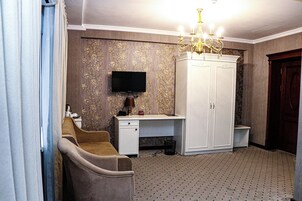 Escritorio y espacio para trabajar con laptop 