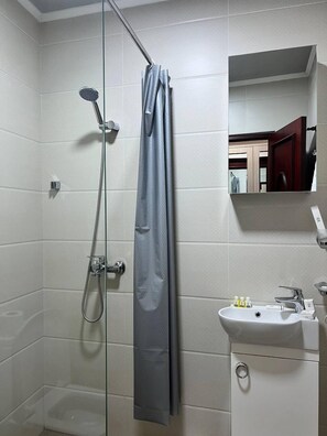 Deluxe Single Room | Desk, laptop workspace, soundproofing, free WiFi - Orzu Hotel (Namangan)