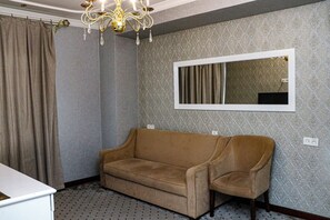 Quarto casal, vista para a cidade | Escrivaninha, espaço de trabalho para notebook, quartos à prova de som