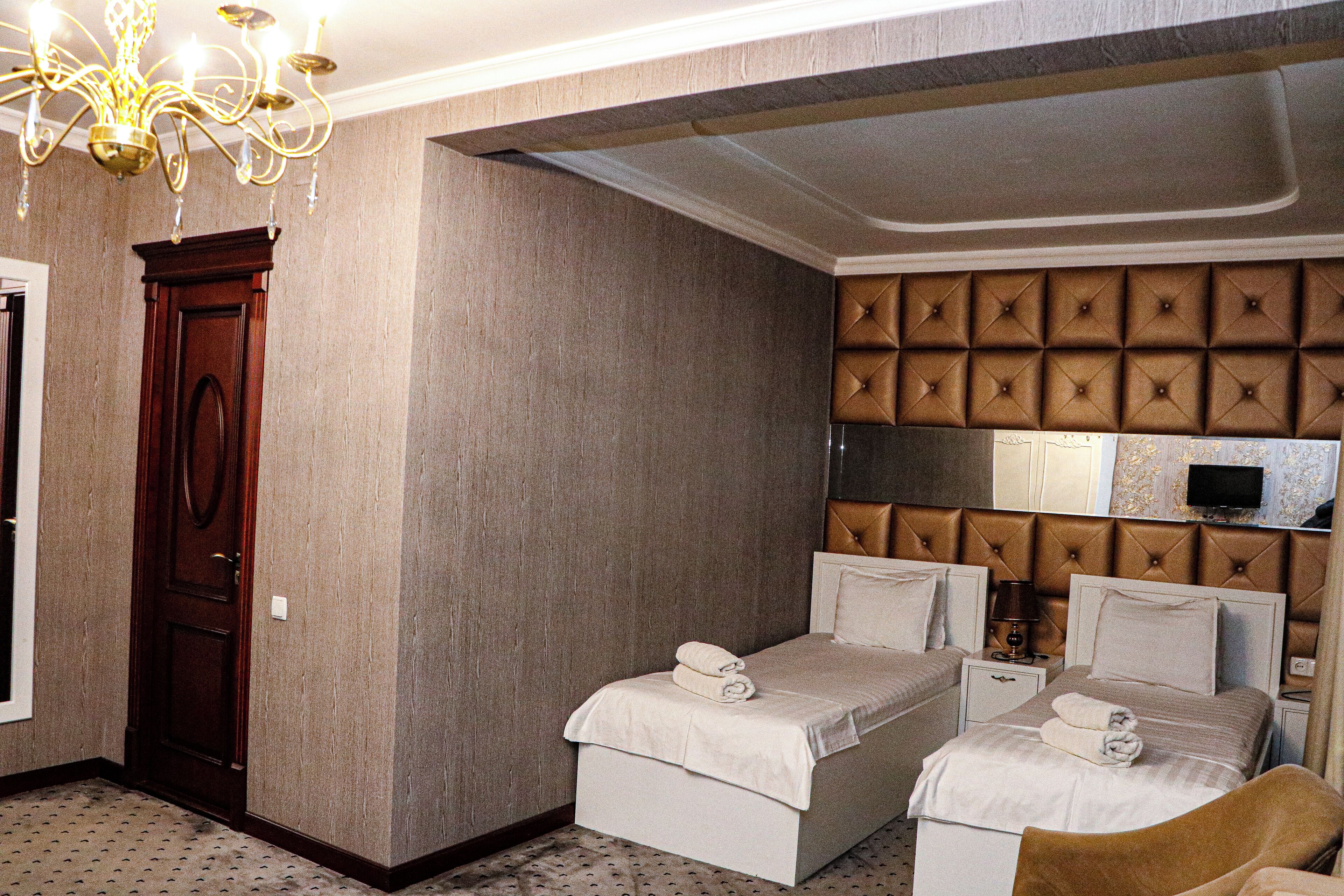 Habitación superior con 2 camas individuales | Escritorio y espacio para trabajar con un portátil