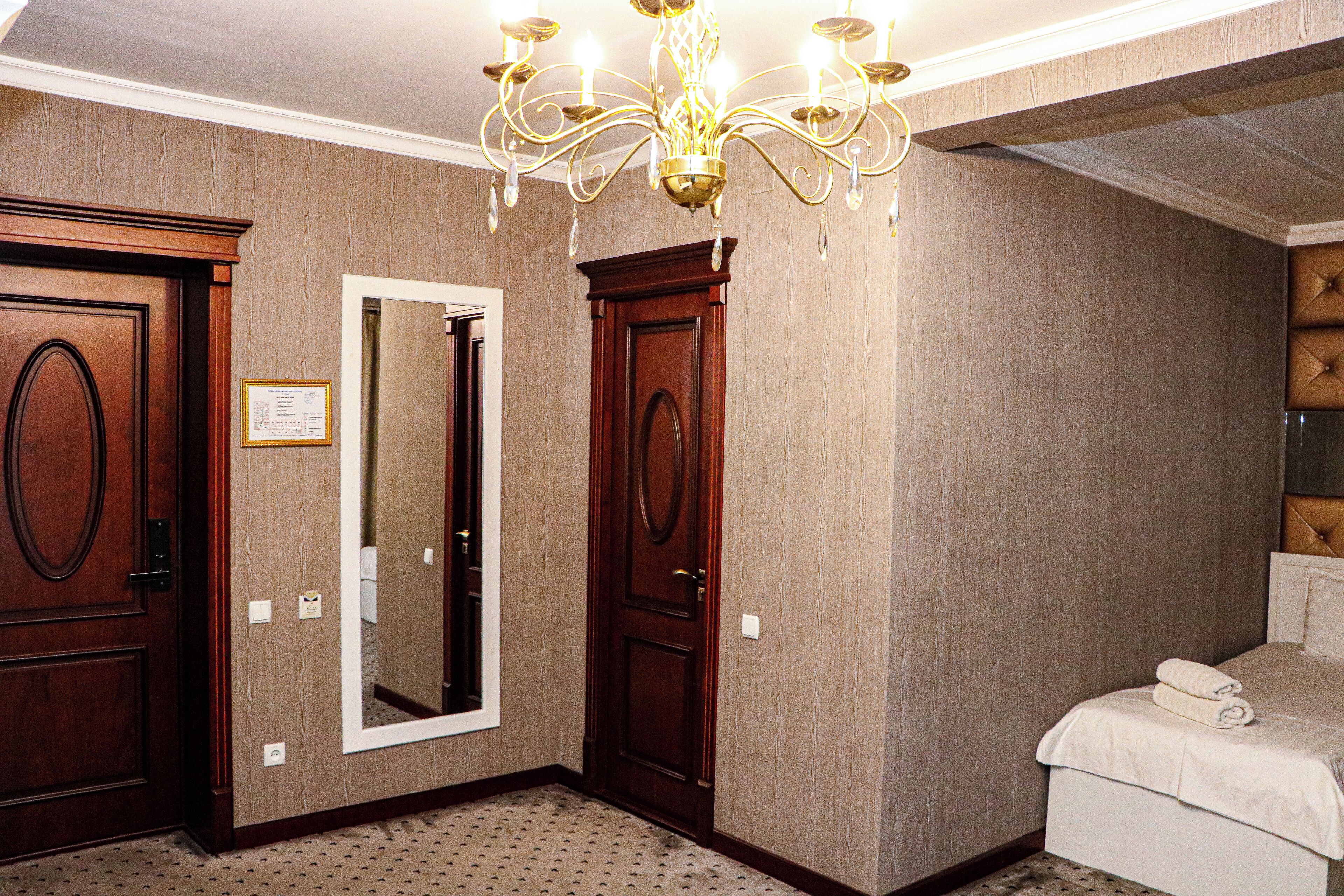 Escritorio y espacio para trabajar con laptop 